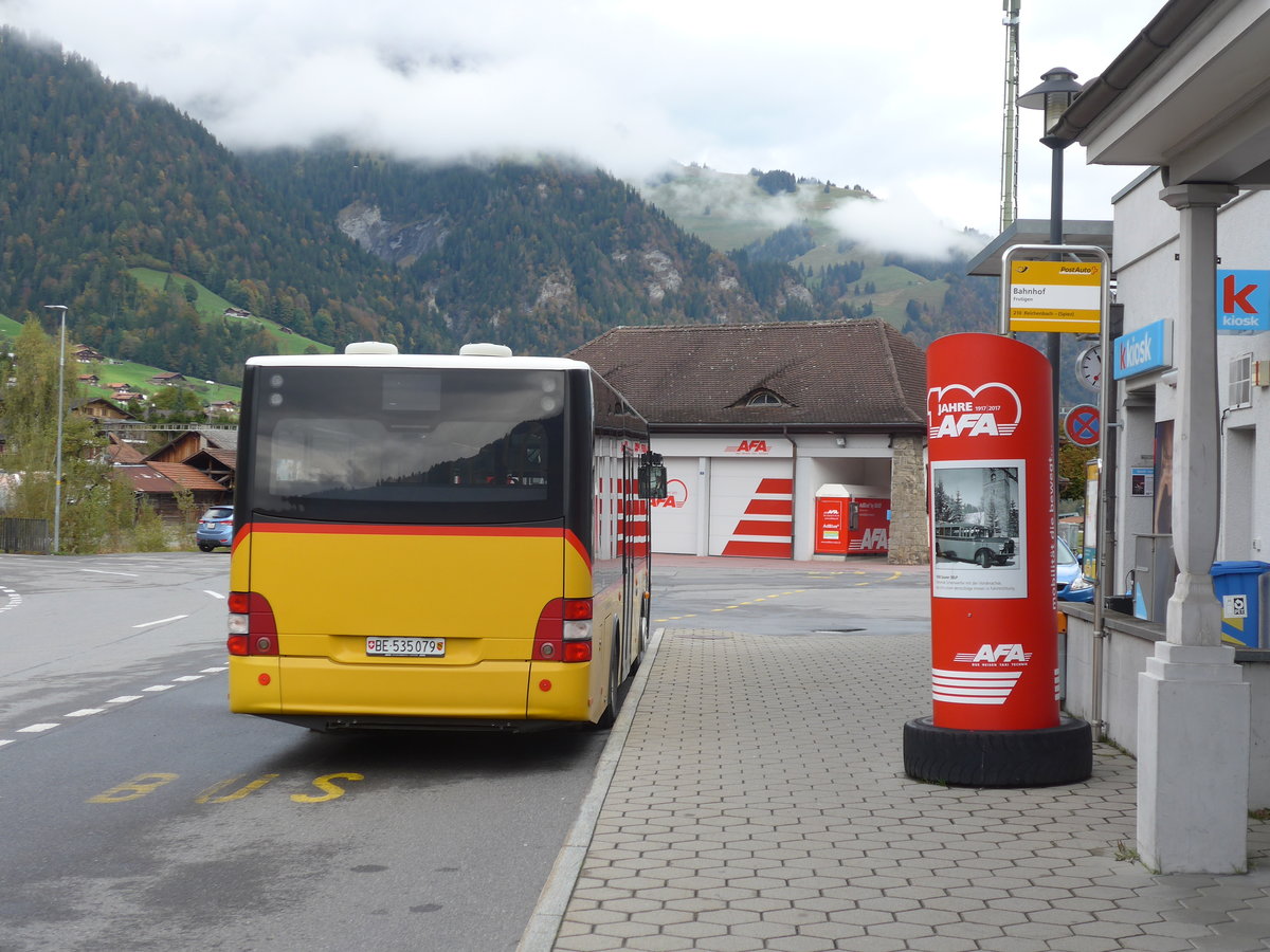 (185'768) - PostAuto Bern - BE 535'079 - MAN/Gppel (ex Nr. 217; ex RBS Worblaufen Nr. 217) am 8. Oktober 2017 beim Bahnhof Frutigen