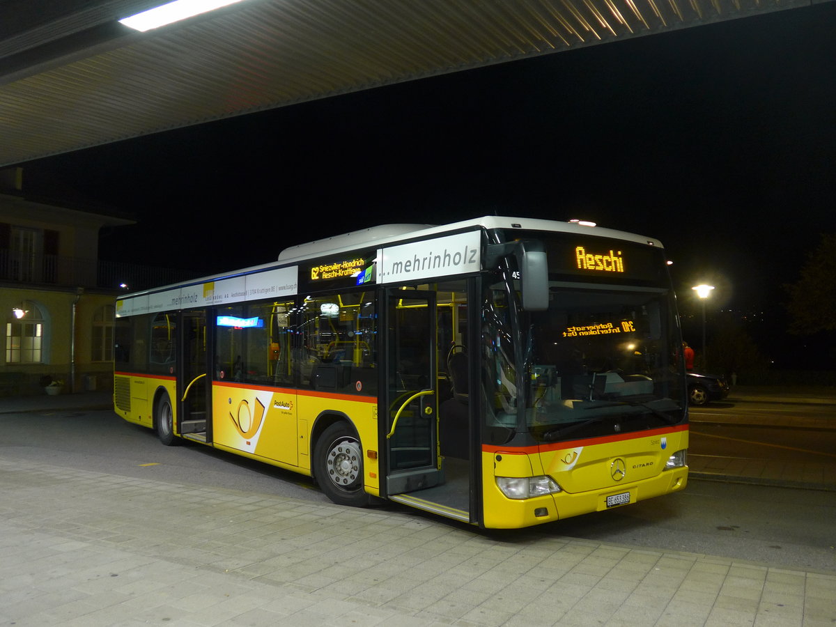 (185'865) - PostAuto Bern - BE 653'386 - Mercedes am 15. Oktober 2017 beim Bahnhof Spiez