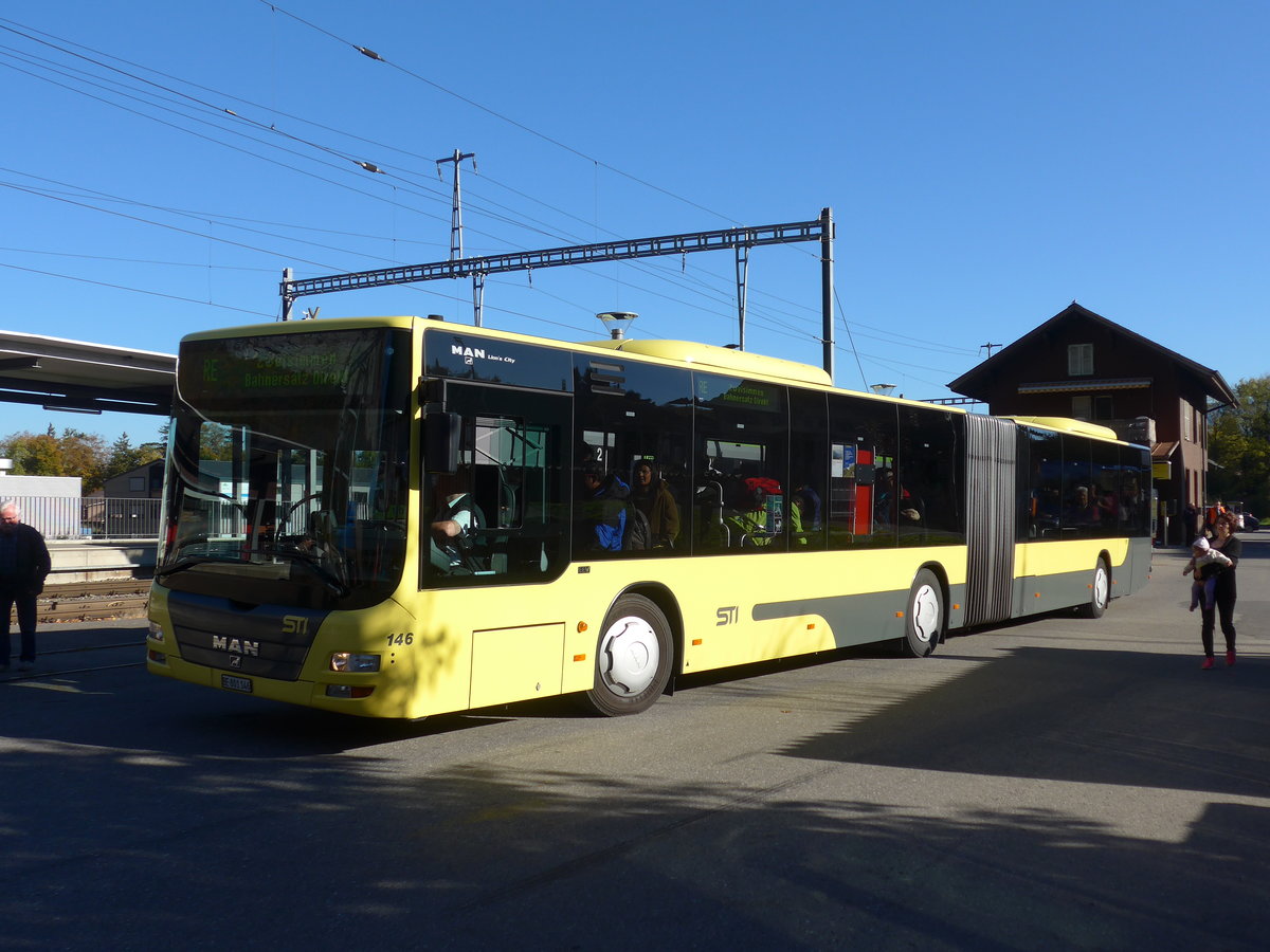 (185'869) - STI Thun - Nr. 146/BE 801'146 - MAN am 16. Oktober 2017 beim Bahnhof Wimmis