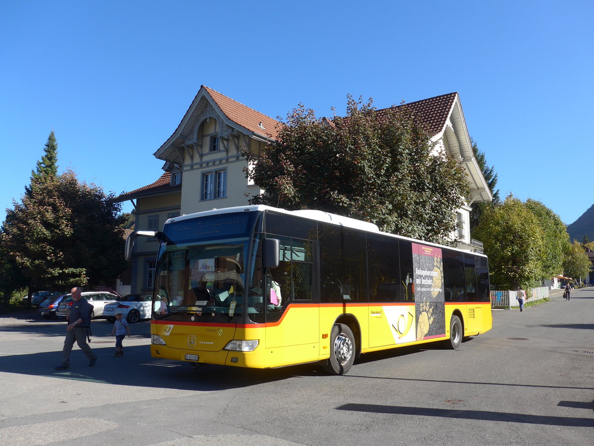 (185'906) - PostAuto Bern - BE 653'385 - Mercedes am 16. Oktober 2017 beim Bahnhof Wimmis
