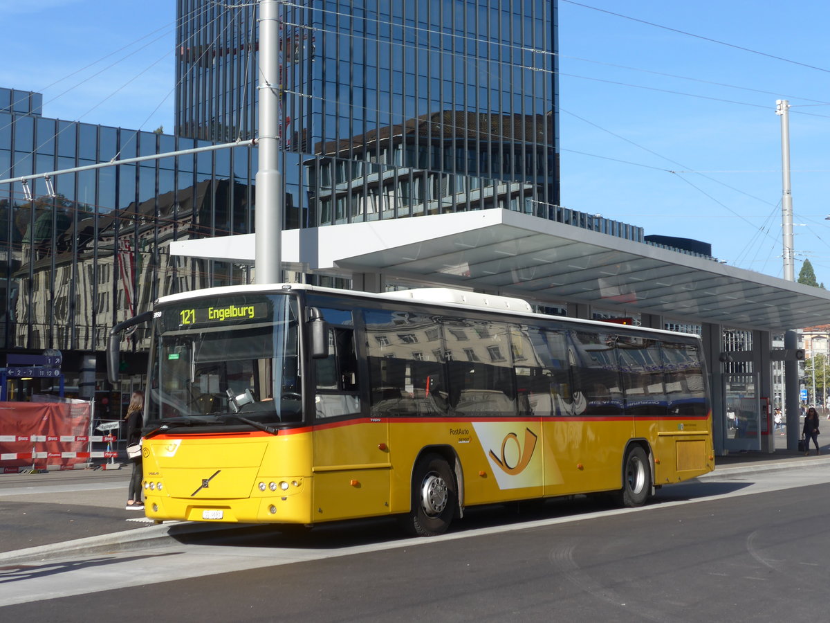 (185'940) - Casutt, Gossau - SG 4693 - Volvo am 19. Oktober 2017 beim Bahnhof St. Gallen