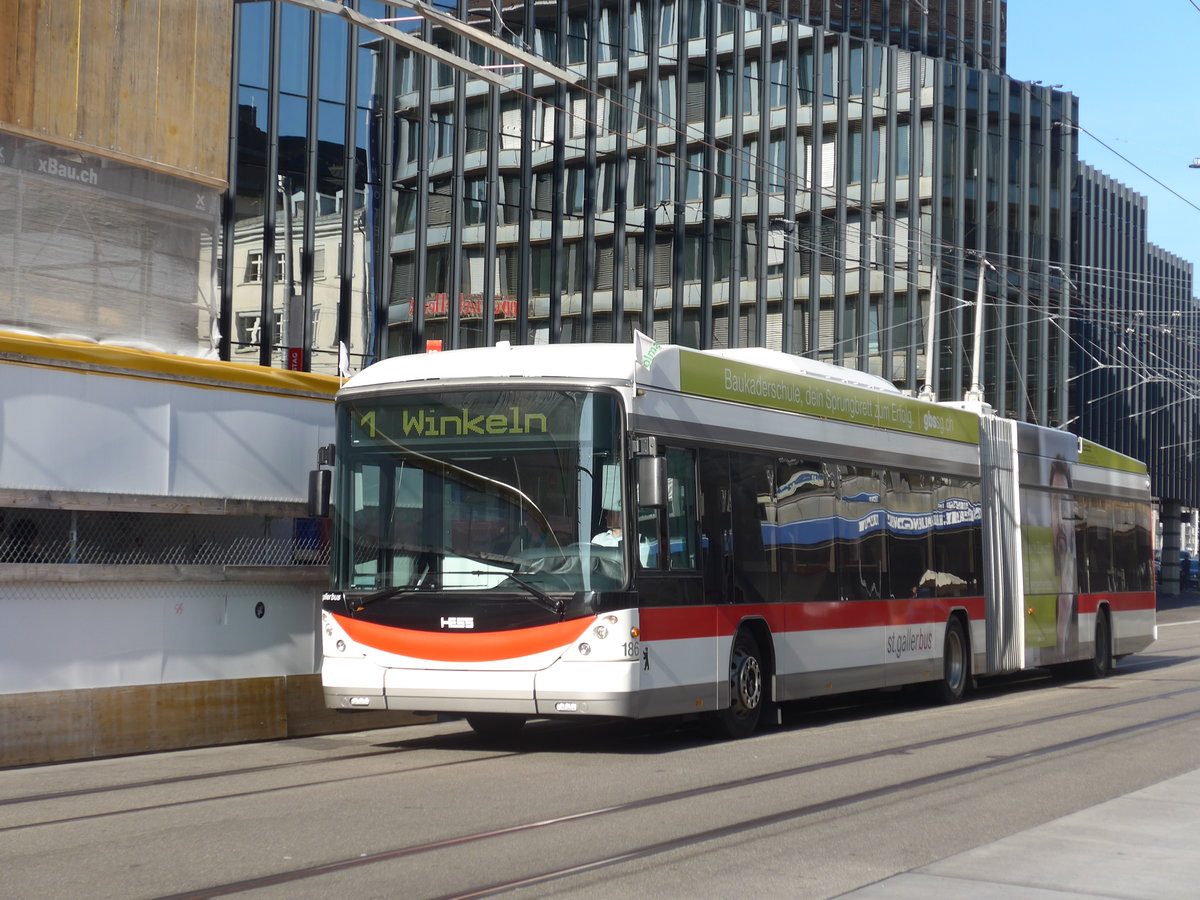 (185'952) - St. Gallerbus, St. Gallen - Nr. 186 - Hess/Hess Gelenktrolleybus am 19. Oktober 2017 beim Bahnhof St. Gallen