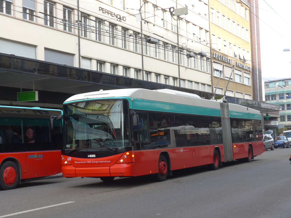 (186'003) - VB Biel - Nr. 60 - Hess/Hess Gelenktrolleybus am 21. Oktober 2017 beim Bahnhof Biel