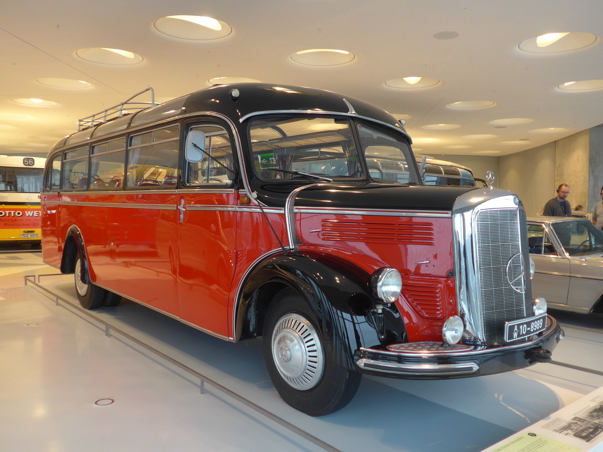 (186'356) - Mercedes-Benz Museum, Stuttgart - AW 10-8989 - Mercedes am 12. November 2017 in Stuttgart, Mercedes-Benz Museum