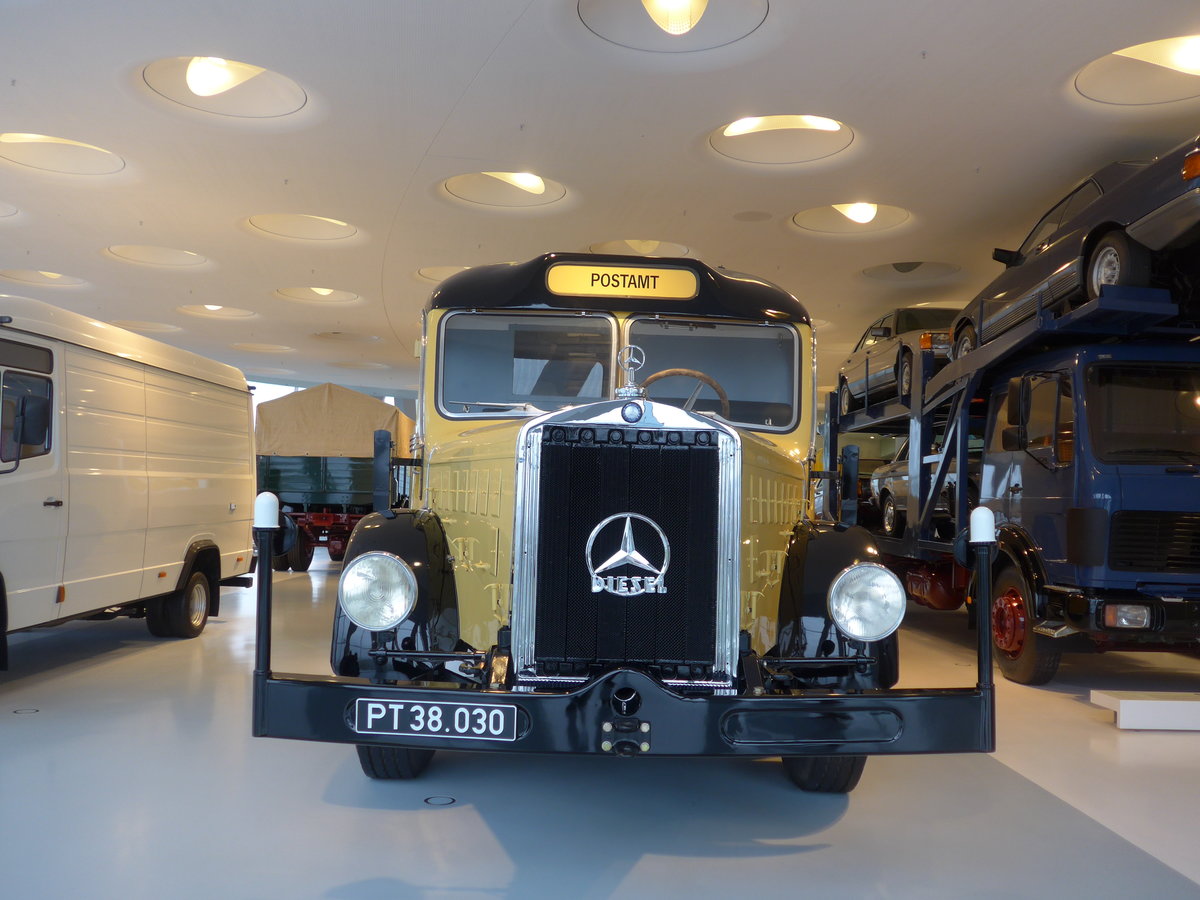 (186'392) - Aus Oesterreich: PostBus - PT 38'030 - Mercedes Postamt am 12. November 2017 in Stuttgart, Mercedes-Benz Museum