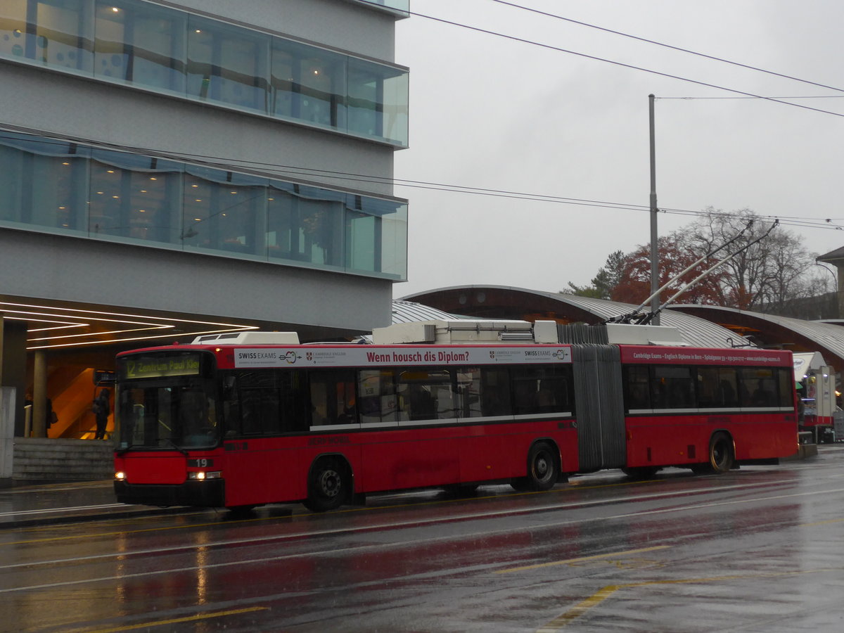 (186'574) - Bernmobil, Bern - Nr. 19 - NAW/Hess Gelenktrolleybus am 25. November 2017 in Bern, Schanzenstrasse