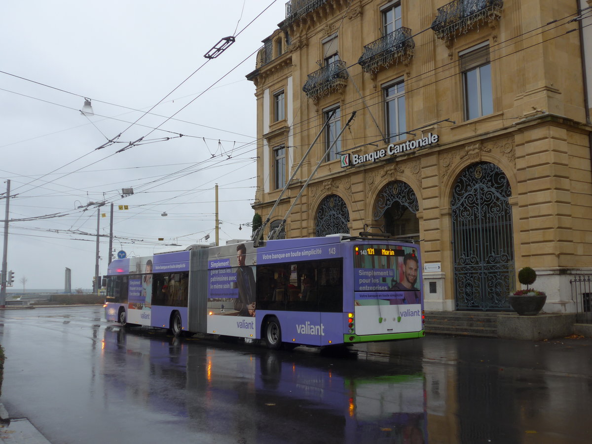 (186'599) - transN, La Chaux-de-Fonds - Nr. 143 - Hess/Hess Gelenktrolleybus (ex TN Neuchtel Nr. 143) am 25. November 2017 in Neuchtel, Place Pury