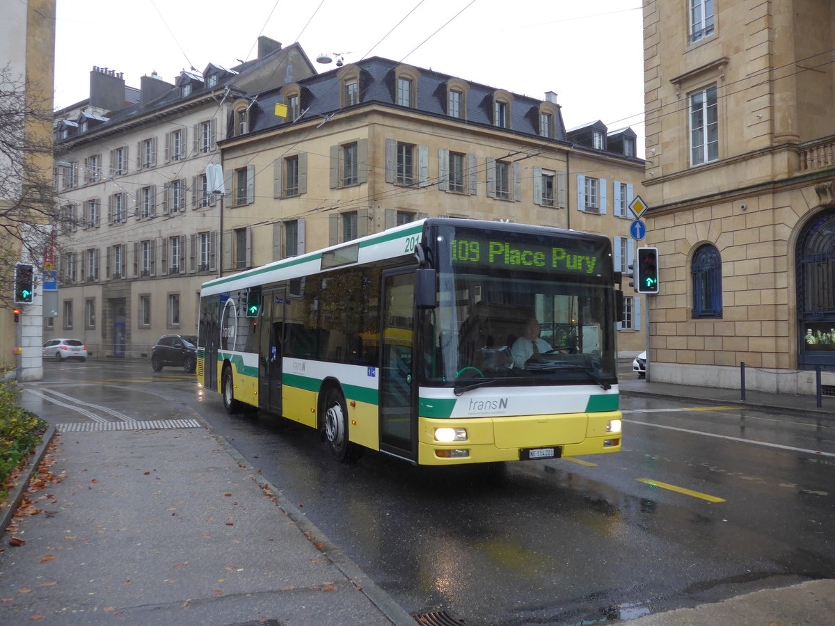 (186'600) - transN, La Chaux-de-Fonds - Nr. 201/NE 114'201 - MAN (ex TN Neuchtel Nr. 201) am 25. November 2017 in Neuchtel, Place Pury