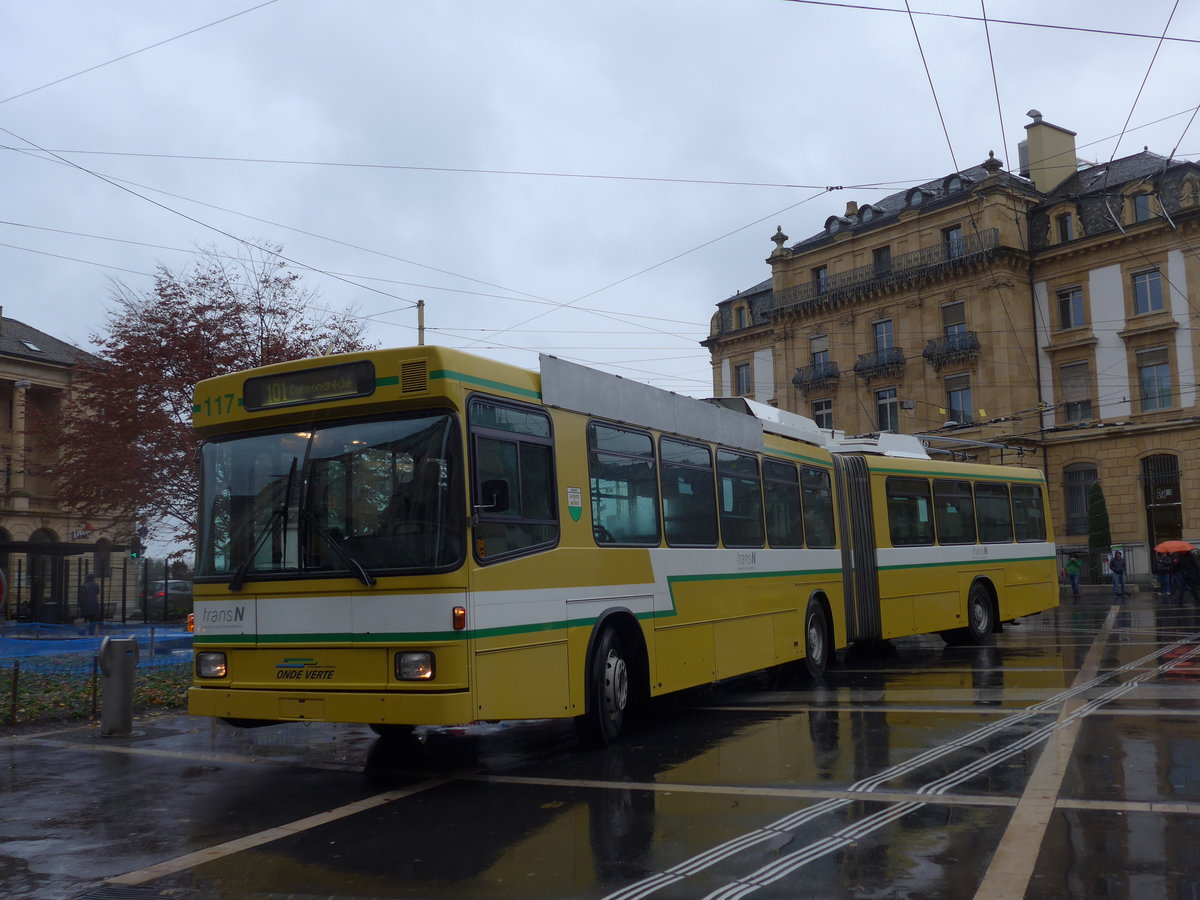 (186'602) - transN, La Chaux-de-Fonds - Nr. 117 - NAW/Hess Gelenktrolleybus (ex TN Neuchtel Nr. 117) am 25. November 2017 in Neuchtel, Place Pury