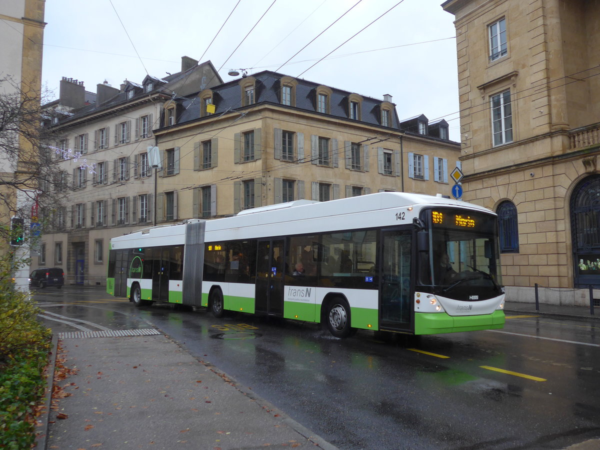 (186'604) - transN, La Chaux-de-Fonds - Nr. 142 - Hess/Hess Gelenktrolleybus (ex TN Neuchtel Nr. 142) am 25. November 2017 in Neuchtel, Place Pury