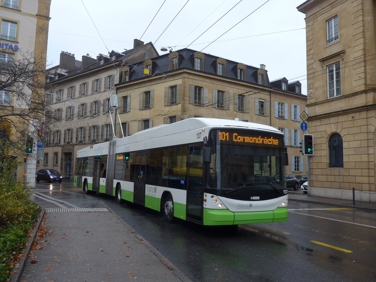 (186'622) - transN, La Chaux-de-Fonds - Nr. 137 - Hess/Hess Gelenktrolleybus (ex TN Neuchtel Nr. 137) am 25. November 2017 in Neuchtel, Place Pury