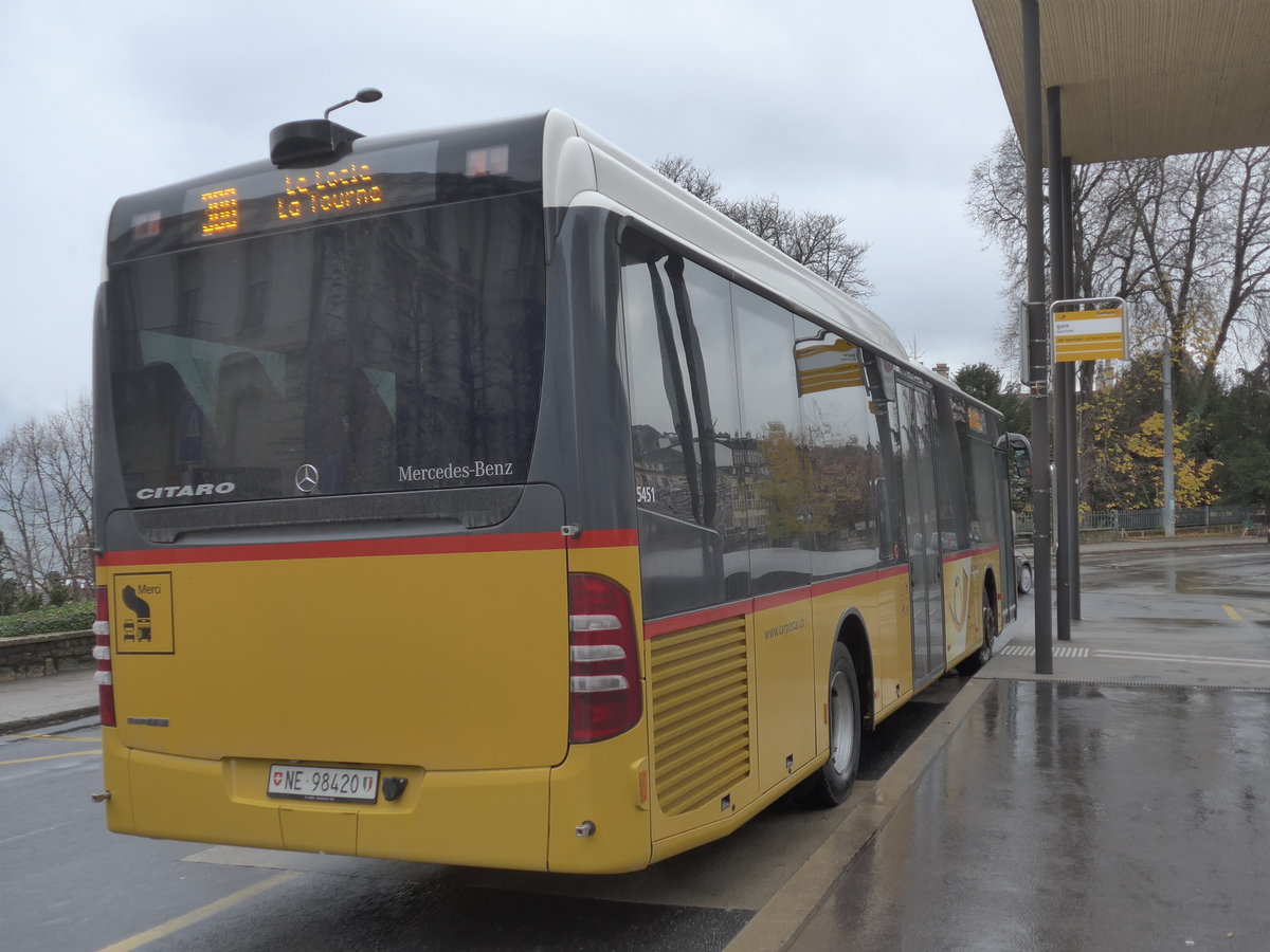 (186'684) - CarPostal Ouest - NE 98'420 - Mercedes am 25. November 2017 beim Bahnhof Neuchtel