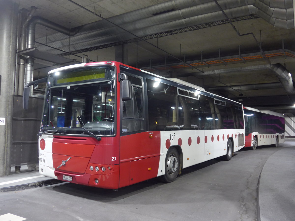 (186'685) - TPF Fribourg - Nr. 21/FR 300'259 - Volvo am 27. November 2017 in Fribourg, Busbahnhof