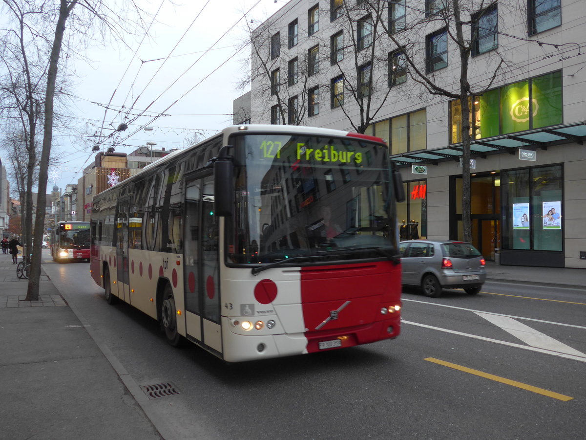 (186'723) - TPF Fribourg - Nr. 43/FR 300'359 - Volvo am 27. November 2017 beim Bahnhof Fribourg