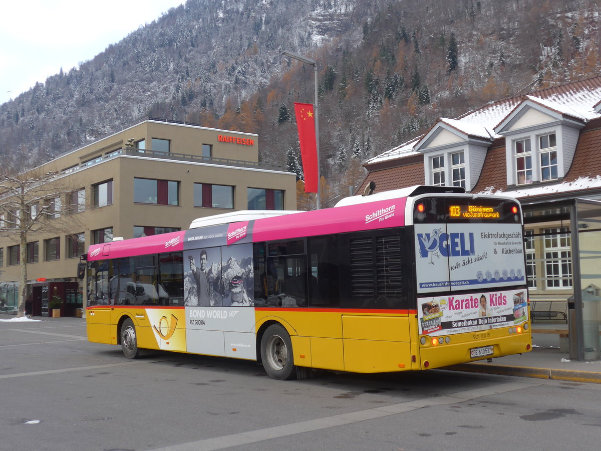 (186'757) - PostAuto Bern - BE 610'537 - Solaris am 3. Dezember 2017 beim Bahnhof Interlaken Ost
