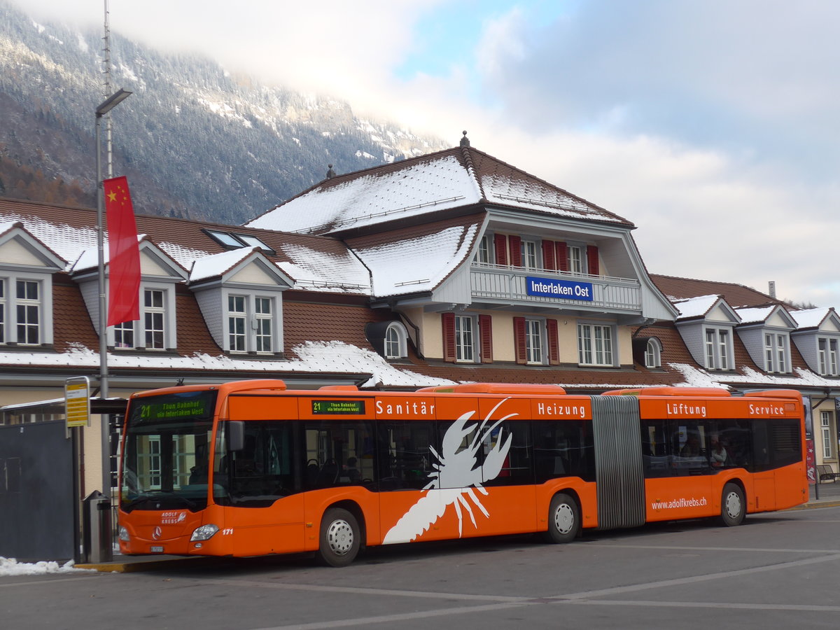 (186'762) - STI Thun - Nr. 171/BE 752'171 - Mercedes am 3. Dezember 2017 beim Bahnhof Interlaken Ost