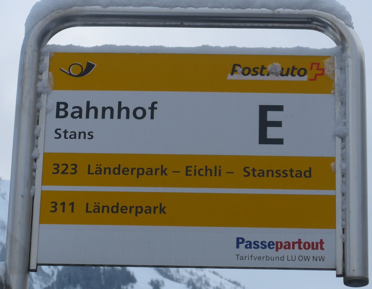 (186'804) - PostAuto-Haltestellenschild - Stans, Bahnhof - am 9. Dezember 2017
