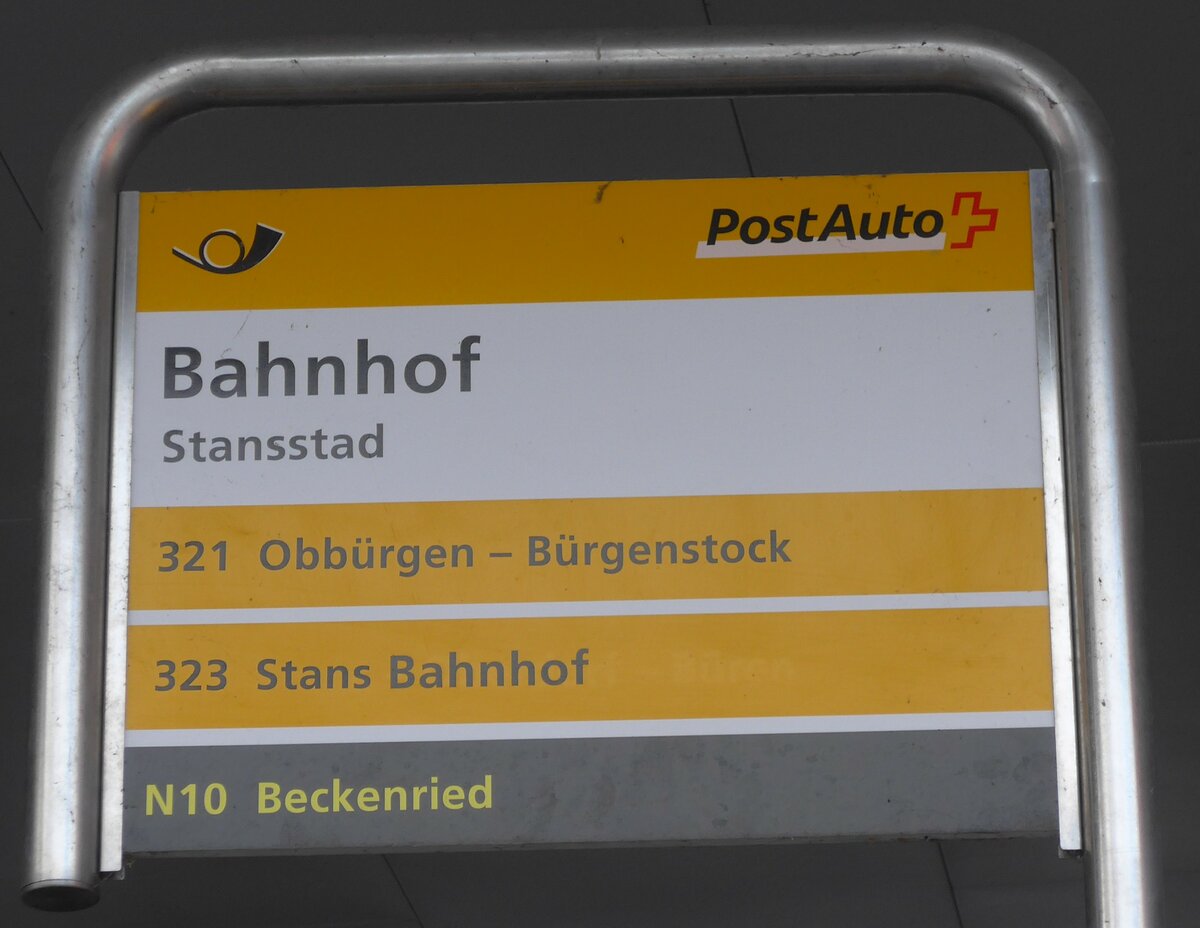 (186'828) - PostAuto-Haltestellenschild - Stansstad, Bahnhof - am 9. Dezember 2017
