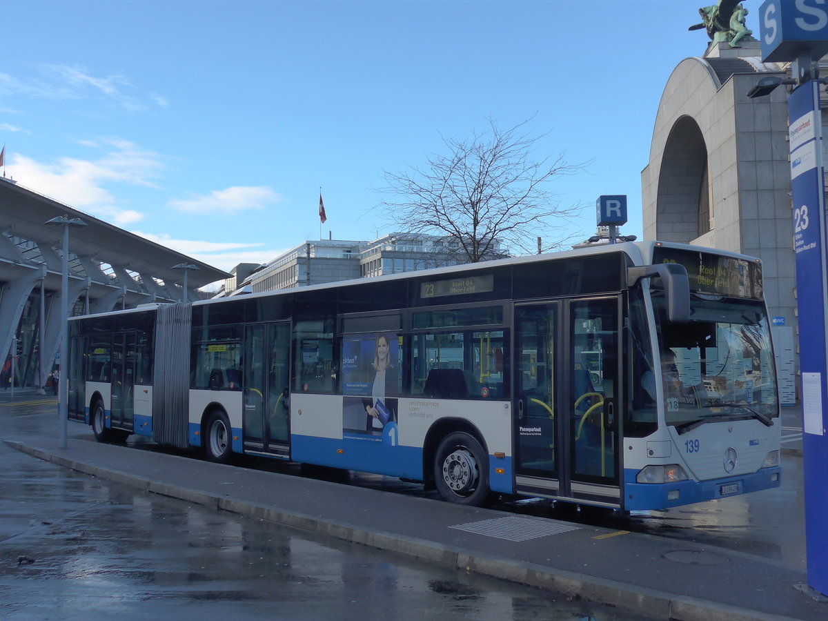 (186'829) - VBL Luzern - Nr. 139/LU 199'439 - Mercedes am 9. Dezember 2017 beim Bahnhof Luzern