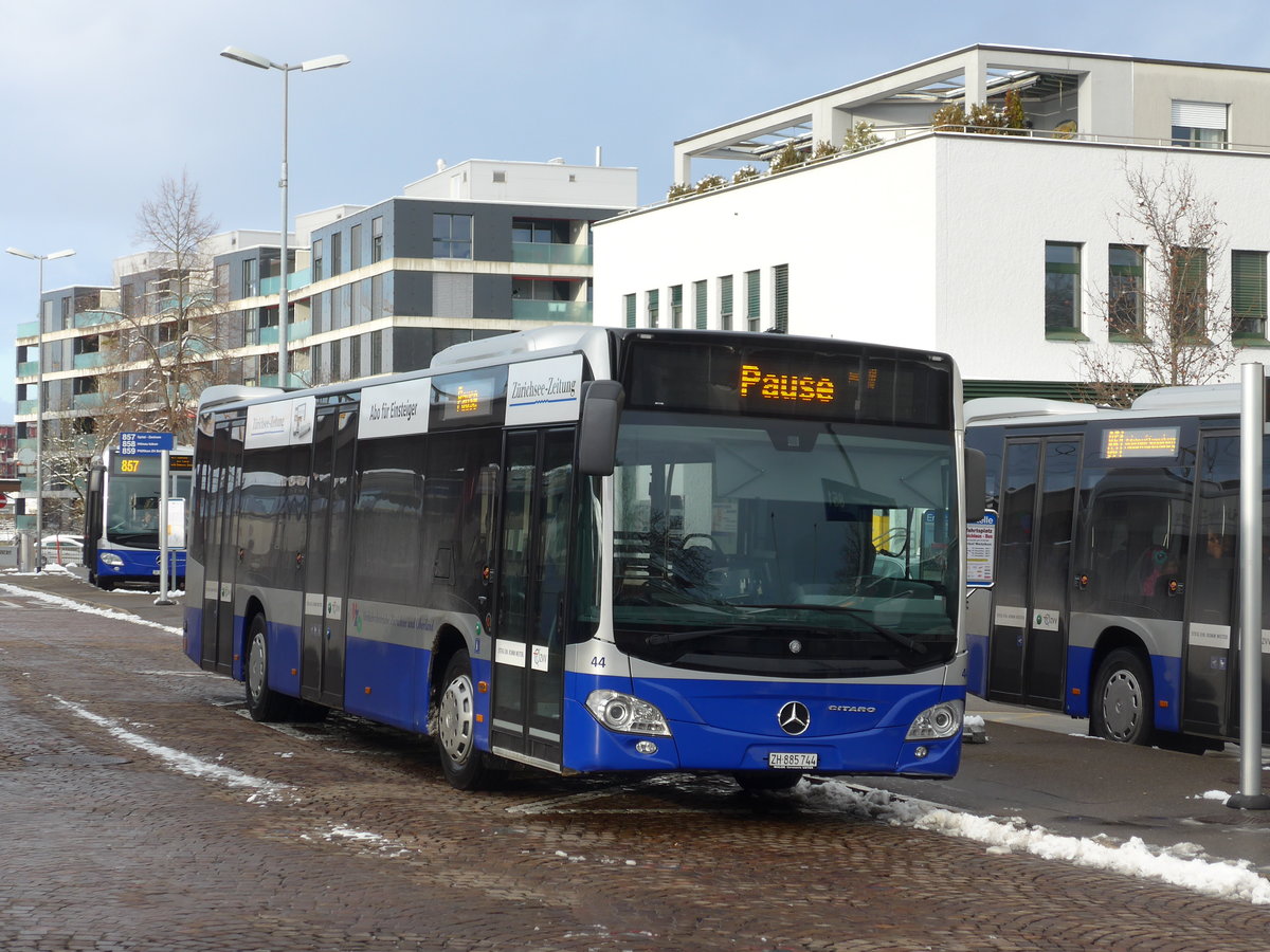 (186'889) - VZO Grningen - Nr. 44/ZH 885'744 - Mercedes am 9. Dezember 2017 beim Bahnhof Wetzikon