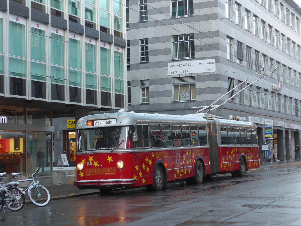 (186'925) - VW Winterthur - Nr. 101 - FBW/SWS Gelenktrolleybus am 9. Dezember 2017 in Winterthur, Schmidgasse