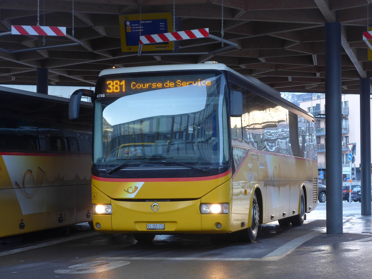 (186'968) - PostAuto Wallis - Nr. 8/VS 355'170 - Irisbus am 17. Dezember 2017 beim Bahnhof Sion