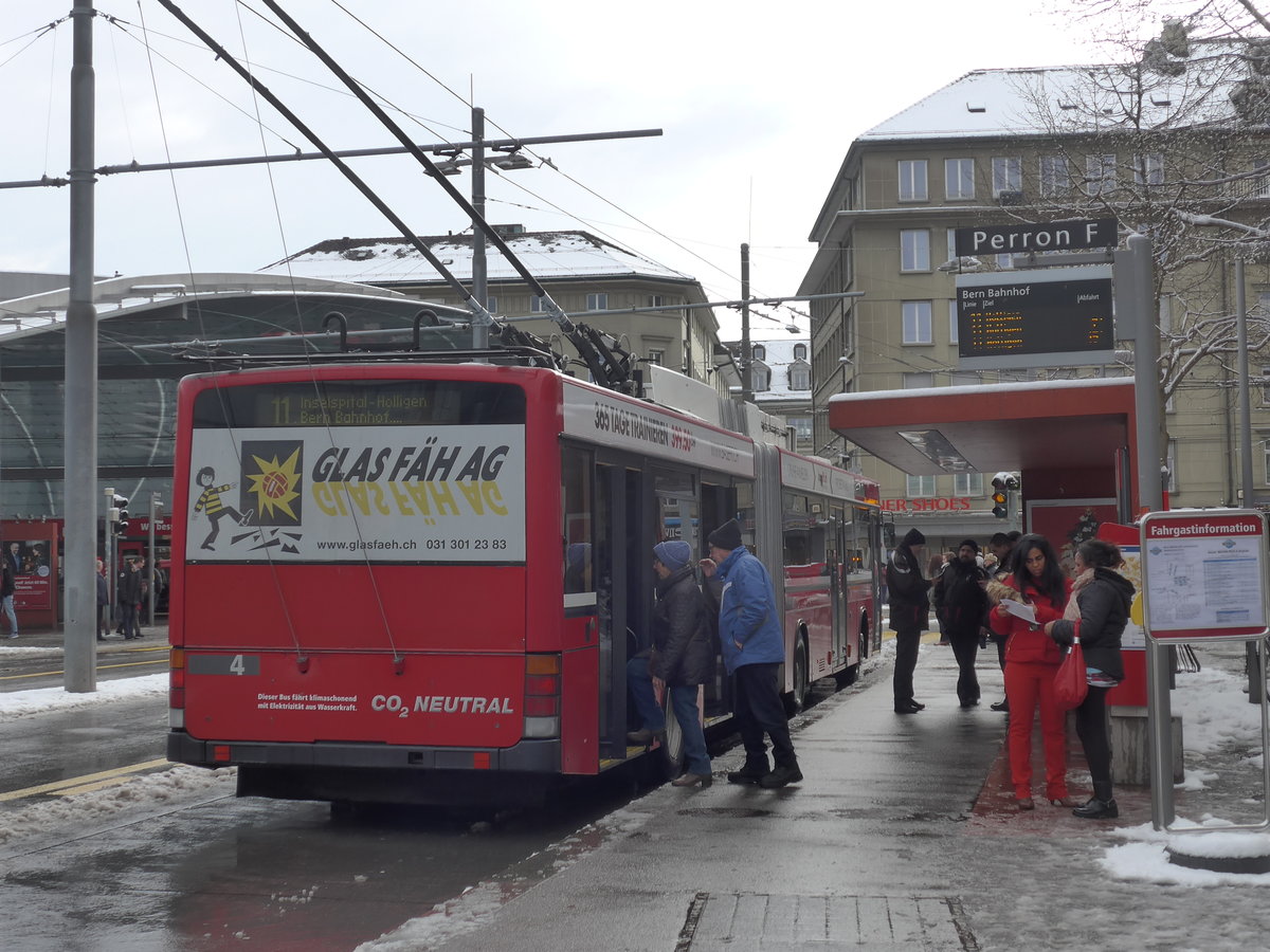 (187'030) - Bernmobil, Bern - Nr. 4 - NAW/Hess Gelenktrolleybus am 18. Dezember 2017 beim Bahnhof Bern