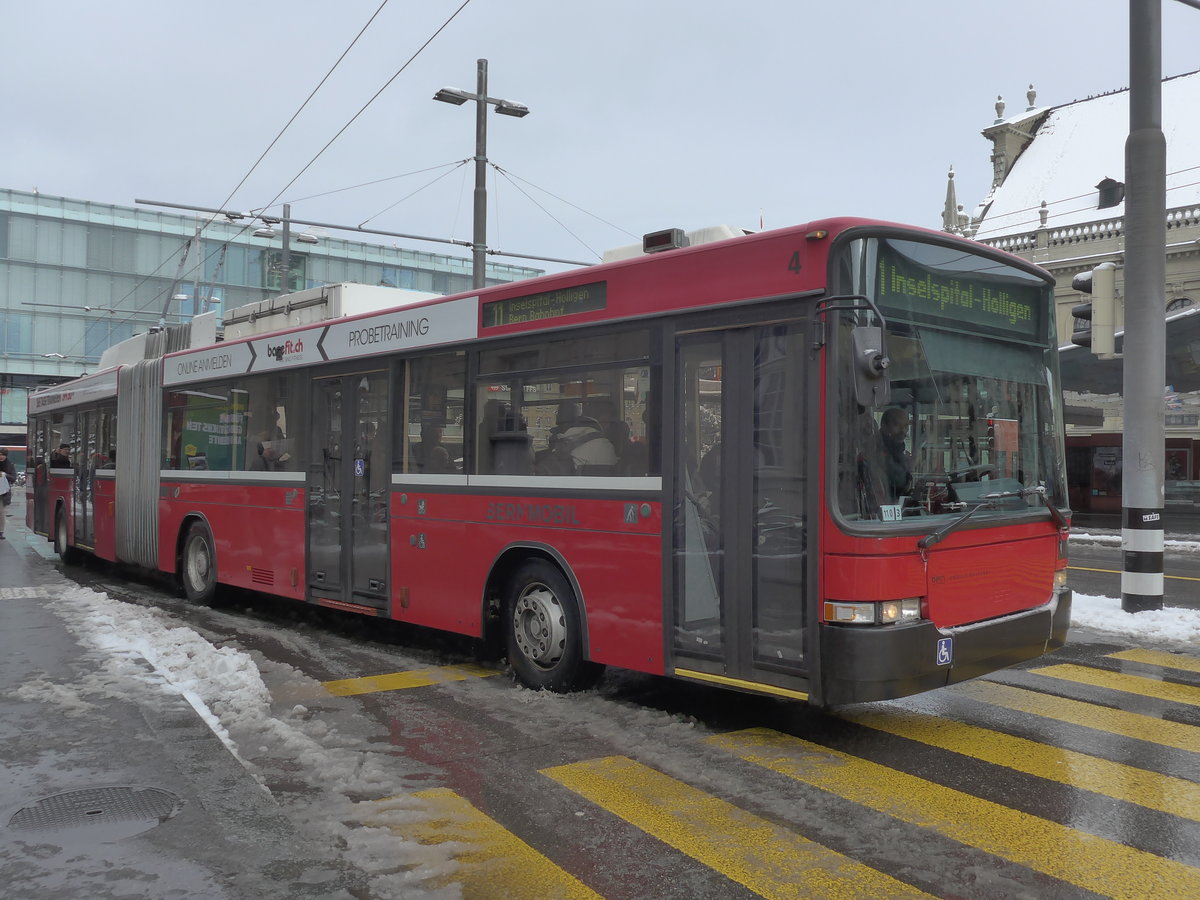 (187'031) - Bernmobil, Bern - Nr. 4 - NAW/Hess Gelenktrolleybus am 18. Dezember 2017 beim Bahnhof Bern
