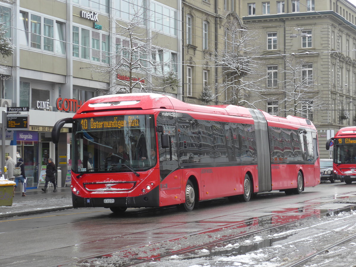 (187'035) - Bernmobil, Bern - Nr. 875/BE 832'875 - Volvo am 18. Dezember 2017 beim Bahnhof Bern