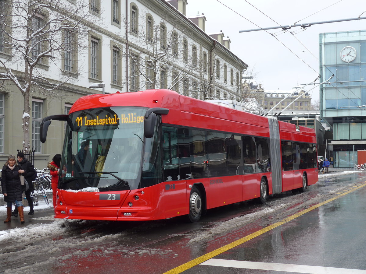 (187'037) - Bernmobil, Bern - Nr. 23 - Hess/Hess Gelenktrolleybus am 18. Dezember 2017 beim Bahnhof Bern