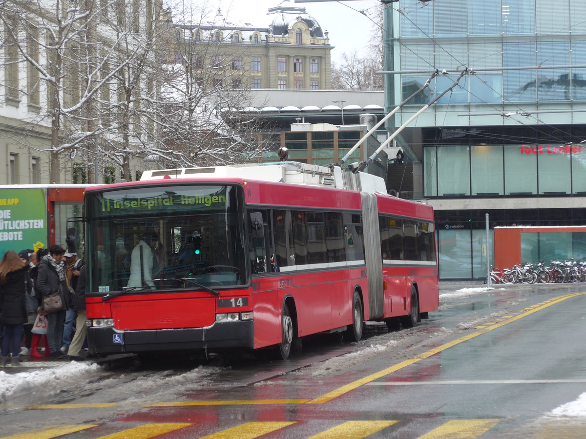 (187'045) - Bernmobil, Bern - Nr. 14 - NAW/Hess Gelenktrolleybus am 18. Dezember 2017 beim Bahnhof Bern
