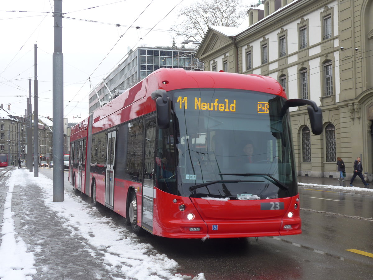 (187'053) - Bernmobil, Bern - Nr. 23 - Hess/Hess Gelenktrolleybus am 18. Dezember 2017 beim Bahnhof Bern
