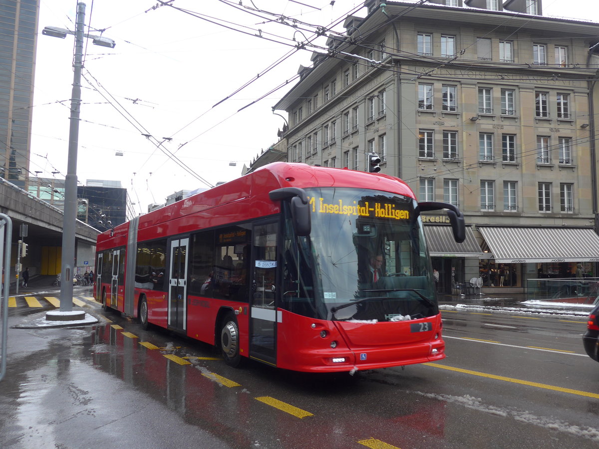 (187'065) - Bernmobil, Bern - Nr. 23 - Hess/Hess Gelenktrolleybus am 18. Dezember 2017 beim Bahnhof Bern