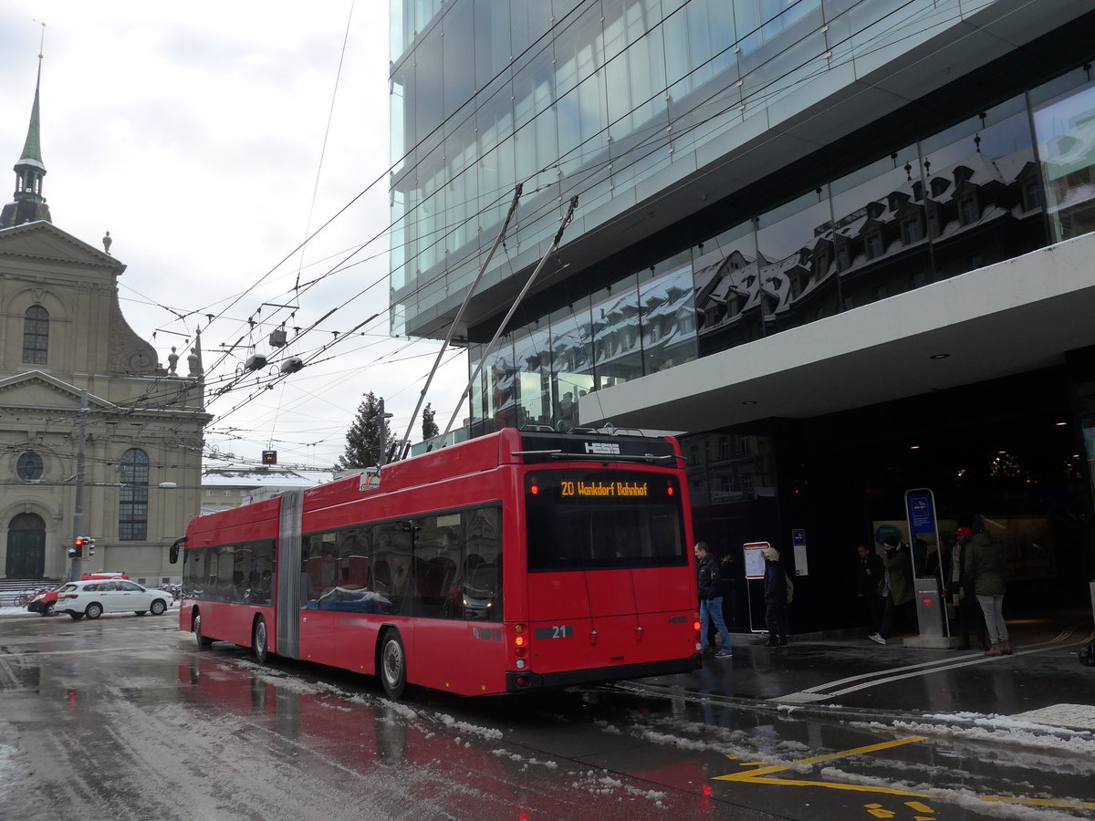 (187'068) - Bernmobil, Bern - Nr. 21 - Hess/Hess Gelenktrolleybus am 18. Dezember 2017 beim Bahnhof Bern