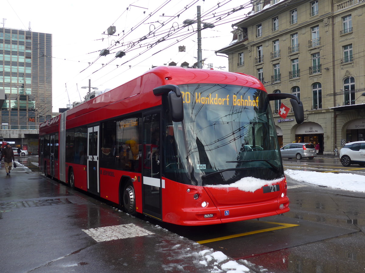 (187'069) - Bernmobil, Bern - Nr. 21 - Hess/Hess Gelenktrolleybus am 18. Dezember 2017 beim Bahnhof Bern