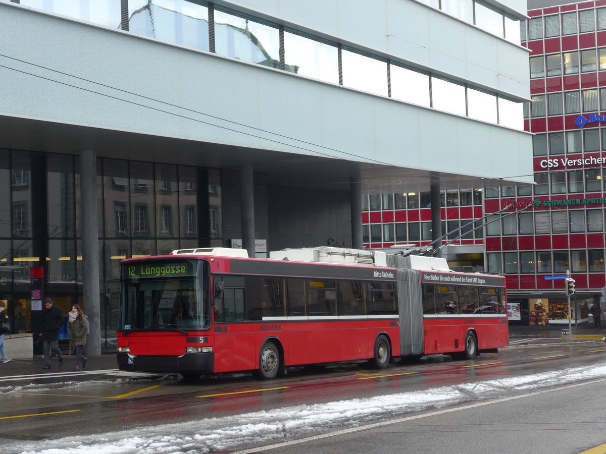 (187'088) - Bernmobil, Bern - Nr. 5 - NAW/Hess Gelenktrolleybus am 18. Dezember 2017 in Bern, Schanzenstrasse
