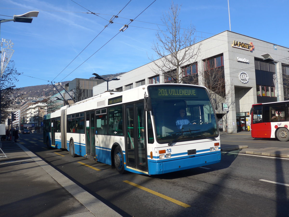 (187'221) - VMCV Clarens - Nr. 13 - Van Hool Gelenktrolleybus am 23. Dezember 2017 beim Bahnhof Vevey