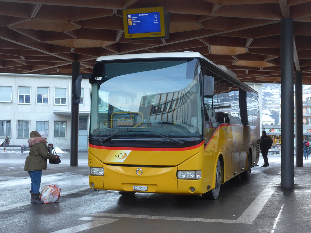 (187'250) - Evquoz, Erde - VS 22'870 - Irisbus am 23. Dezember 2017 beim Bahnhof Sion