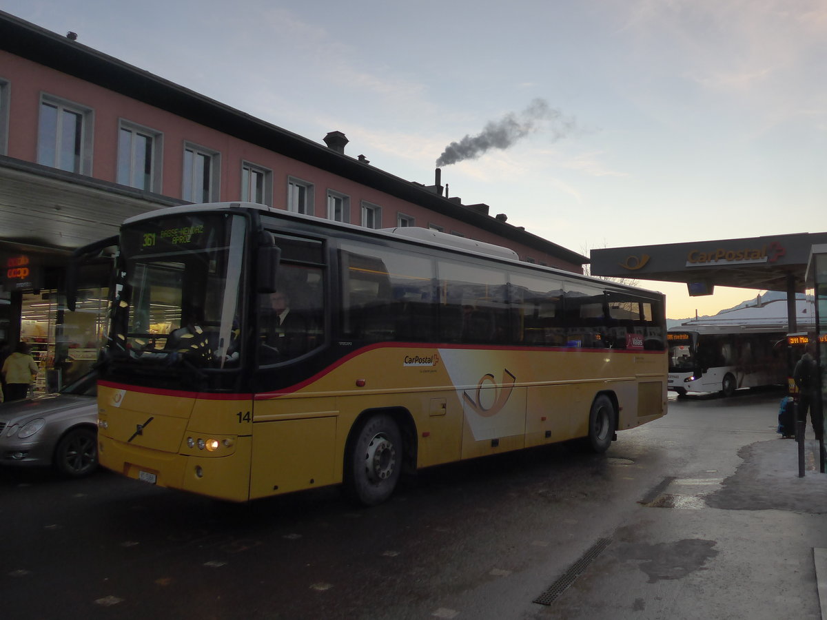 (187'260) - Lathion, Sion - Nr. 14/VS 5368 - Volvo am 23. Dezember 2017 beim Bahnhof Sion