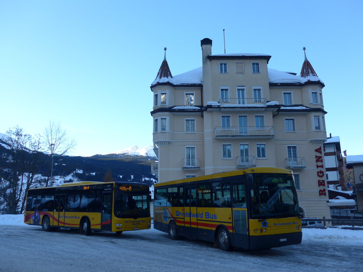 (187'291) - AVG Grindelwald - Nr. 13/BE 407'170 - MAN/Gppel + Nr. 17/BE 72'444 - Rizzi-Bus am 24. Dezember 2017 beim Bahnhof Grindelwald