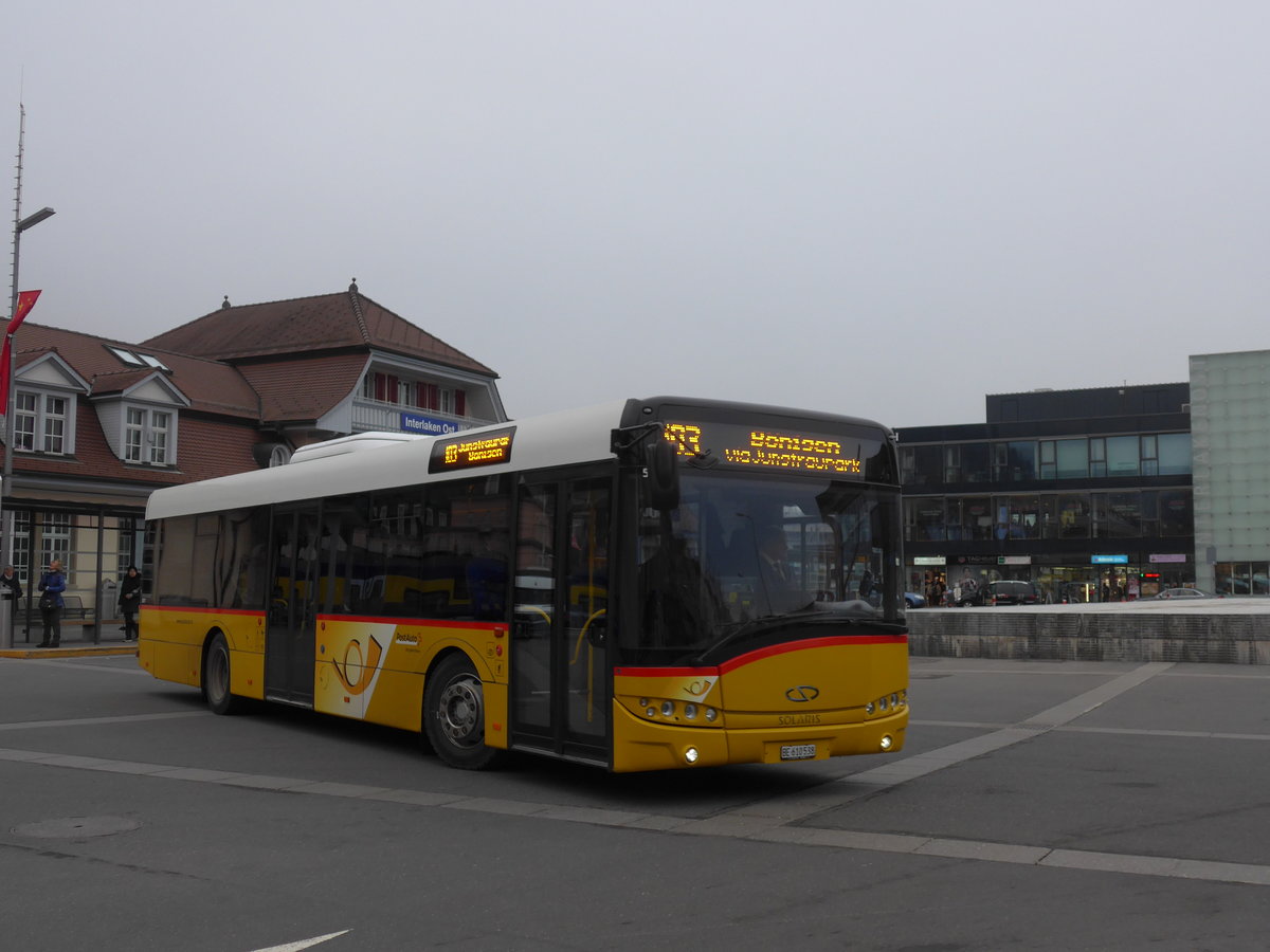 (187'340) - PostAuto Bern - BE 610'538 - Solaris am 24. Dezember 2017 beim Bahnhof Interlaken Ost