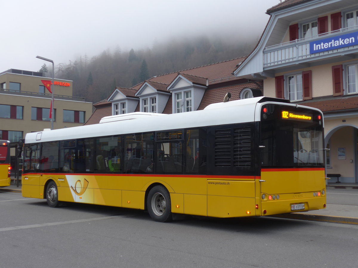 (187'344) - PostAuto Bern - BE 610'536 - Solaris am 24. Dezember 2017 beim Bahnhof Interlaken Ost