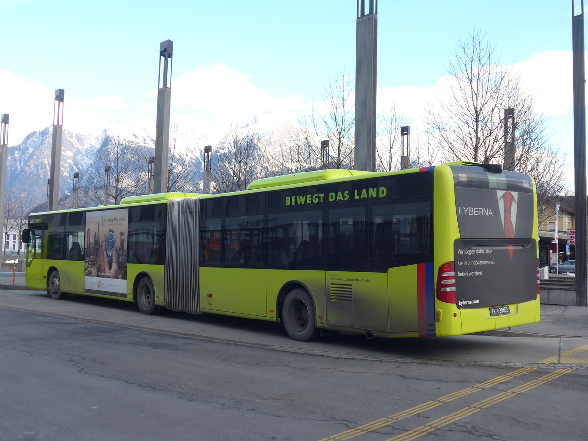 (187'441) - Aus Liechtenstein: LBA Vaduz - Nr. 52/FL 39'852 - Mercedes am 26. Dezember 2017 beim Bahnhof Sargans