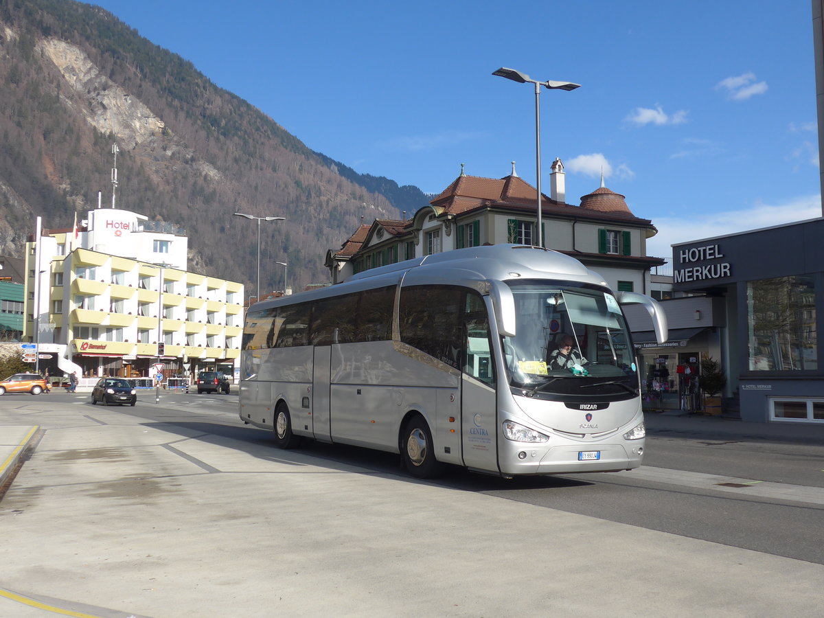 (187'892) - Aus Italien: Centra, San Giovanni Rotondo - EY-990 JW - Scania/Irizar am 8. Januar 2018 beim Bahnhof Interlaken West 