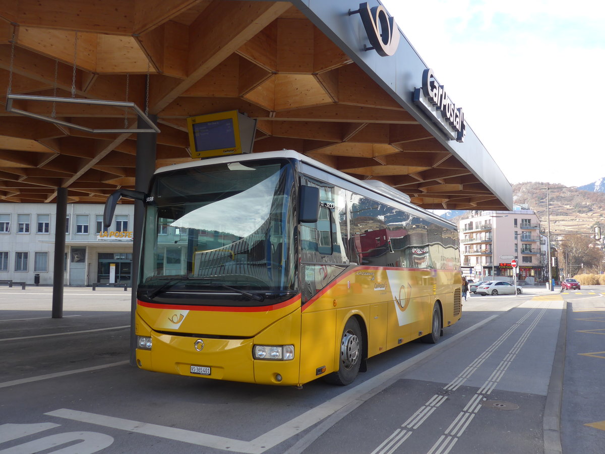 (187'931) - PostAuto Wallis - Nr. 19/VS 365'401 - Irisbus am 14. Januar 2018 beim Bahnhof Sion