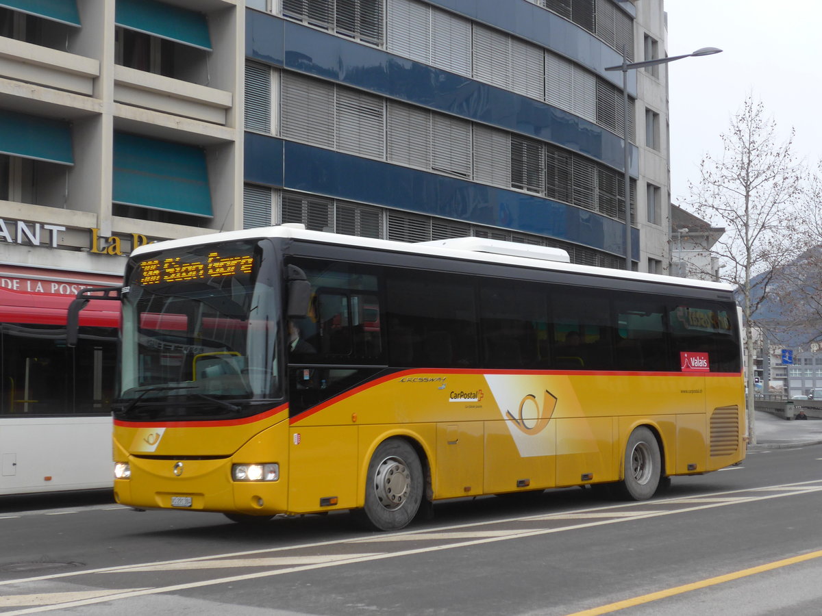 (188'025) - PostAuto Wallis - Nr. 25/VS 291'384 - Irisbus am 20. Januar 2018 beim Bahnhof Sion