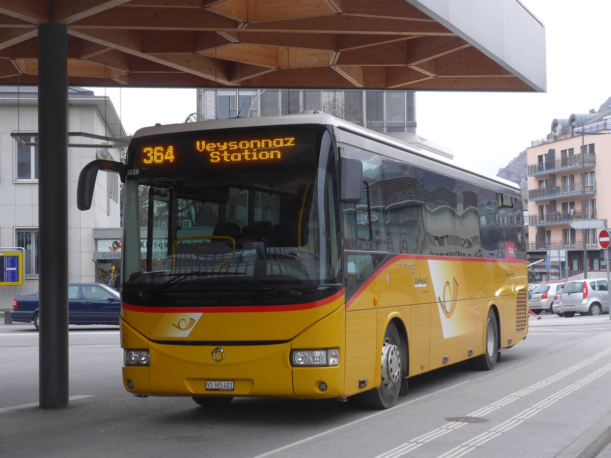 (188'363) - PostAuto Wallis - Nr. 19/VS 365'401 - Irisbus am 11. Februar 2018 beim Bahnhof Sion