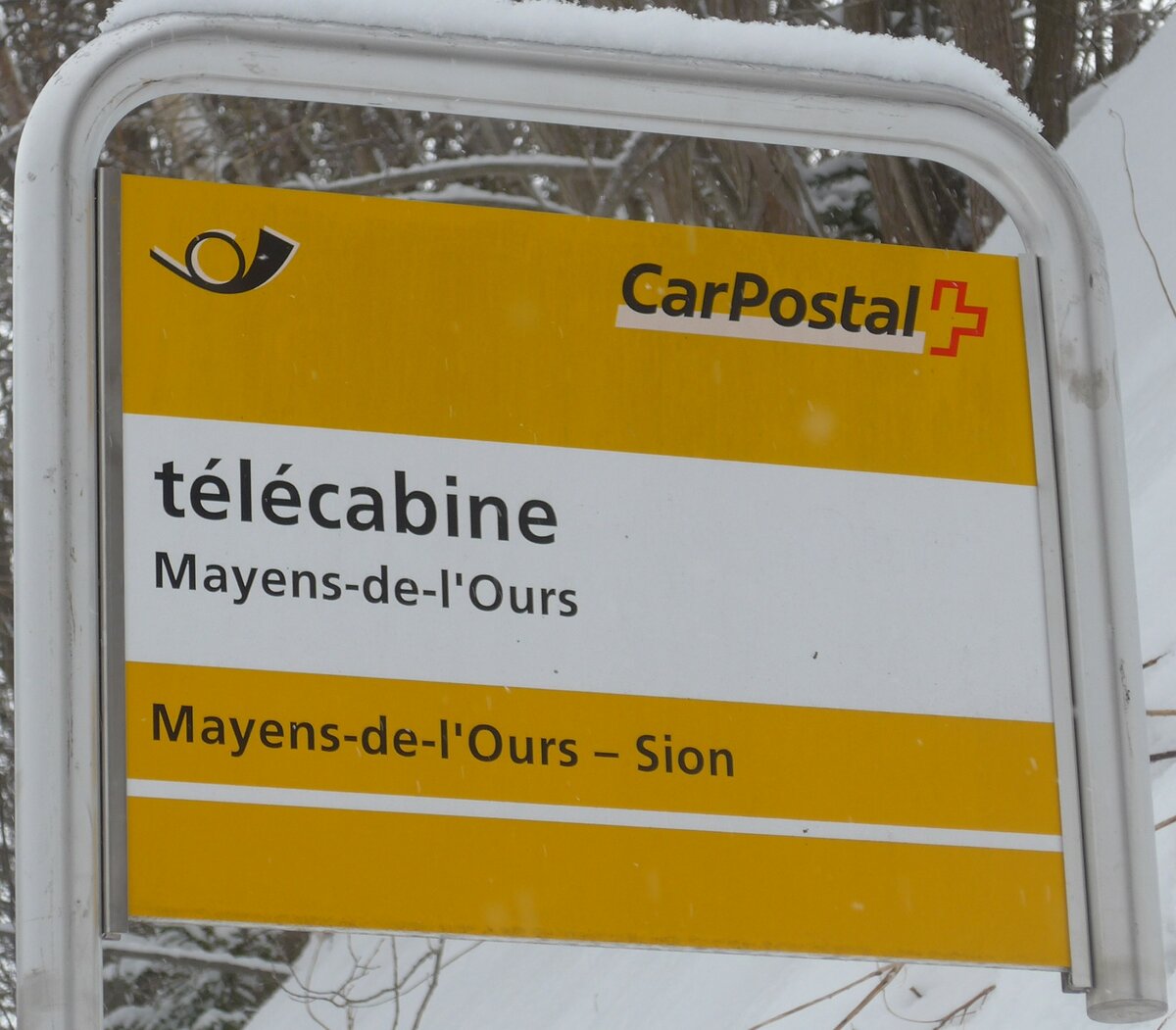 (188'385) - PostAuto-Haltestellenschild - Mayens-de-l'Ours, tlcabine - am 11. Februar 2018