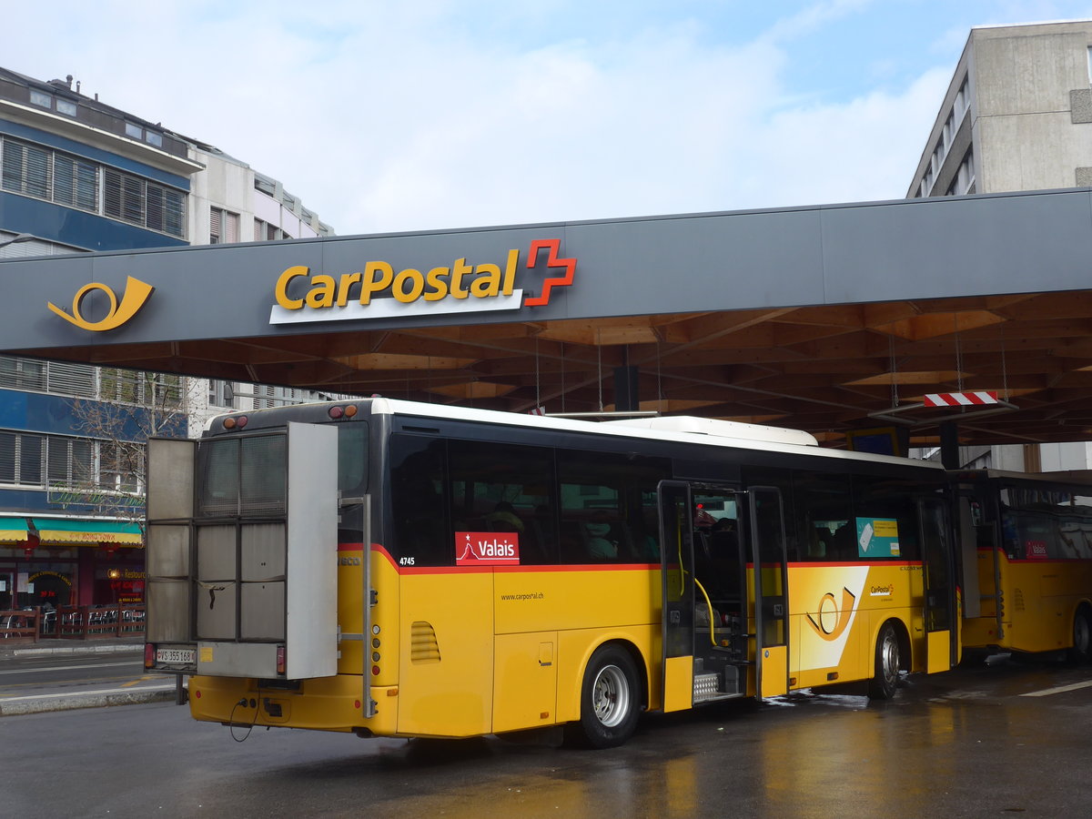 (188'434) - PostAuto Wallis - Nr. 6/VS 355'168 - Irisbus am 11. Februar 2018 beim Bahnhof Sion