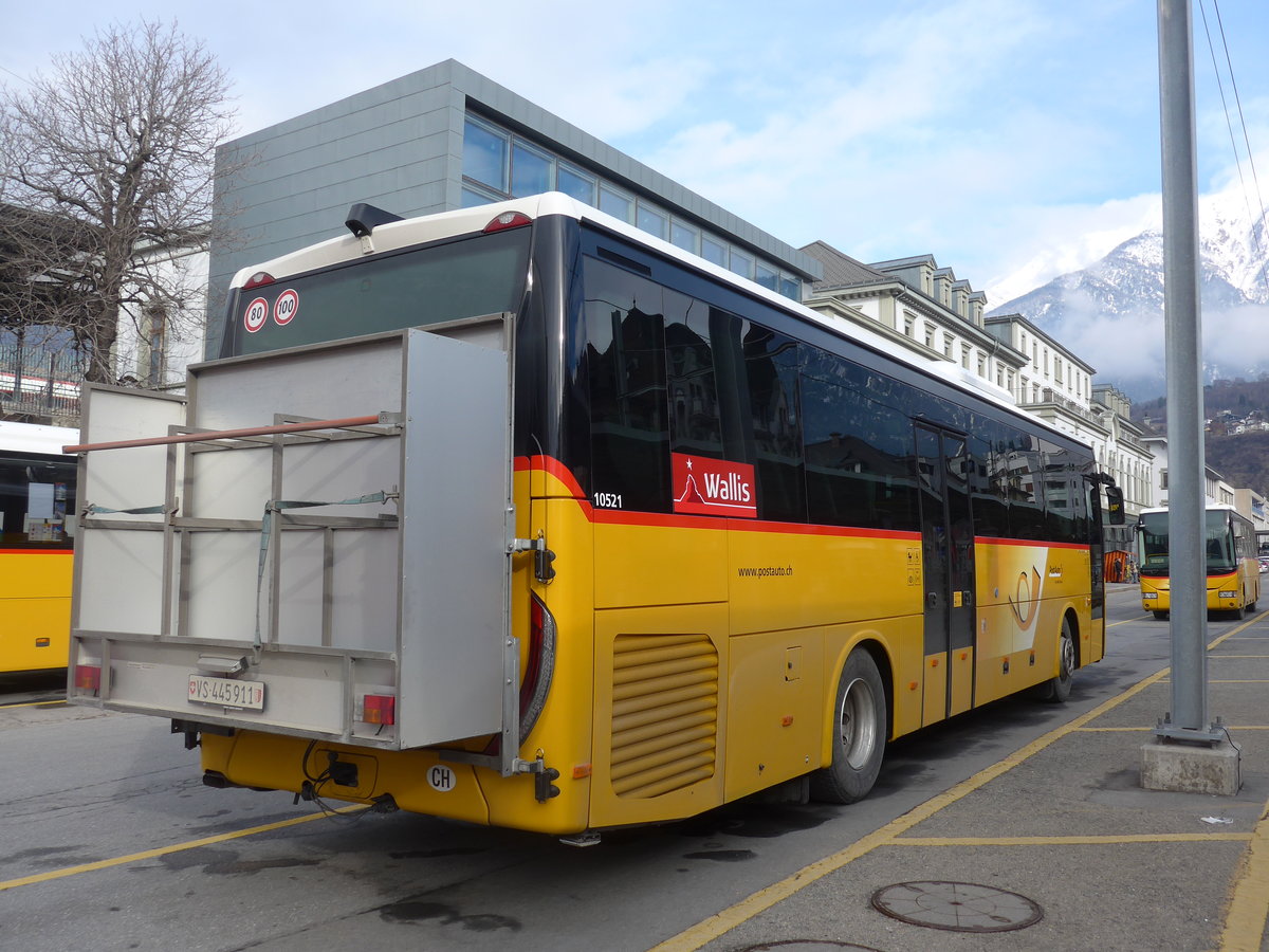 (188'438) - PostAuto Wallis - VS 445'911 - Iveco am 11. Februar 2018 beim Bahnhof Brig